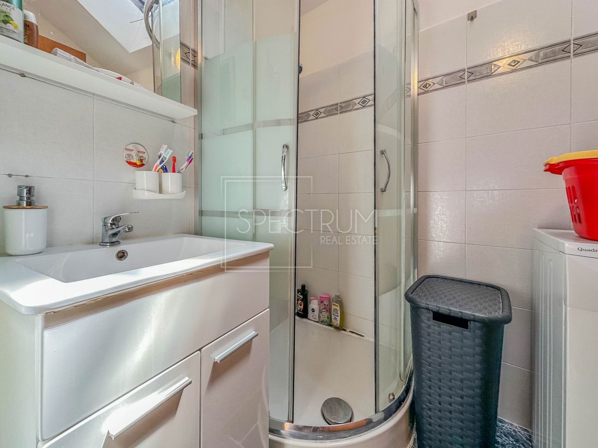 Brtonigla, kamnita vrstna hiša z 2 apartmaja