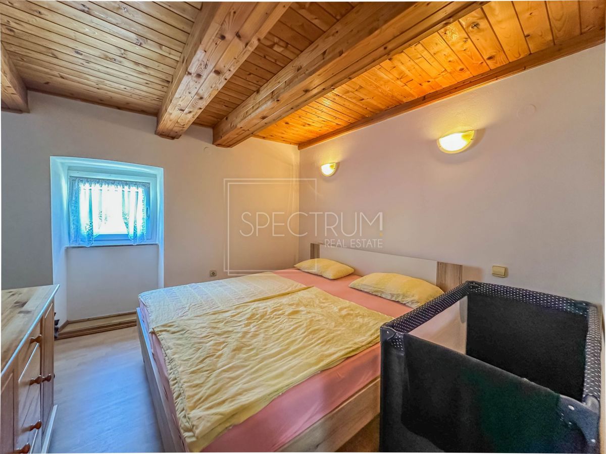 Brtonigla, kamnita vrstna hiša z 2 apartmaja