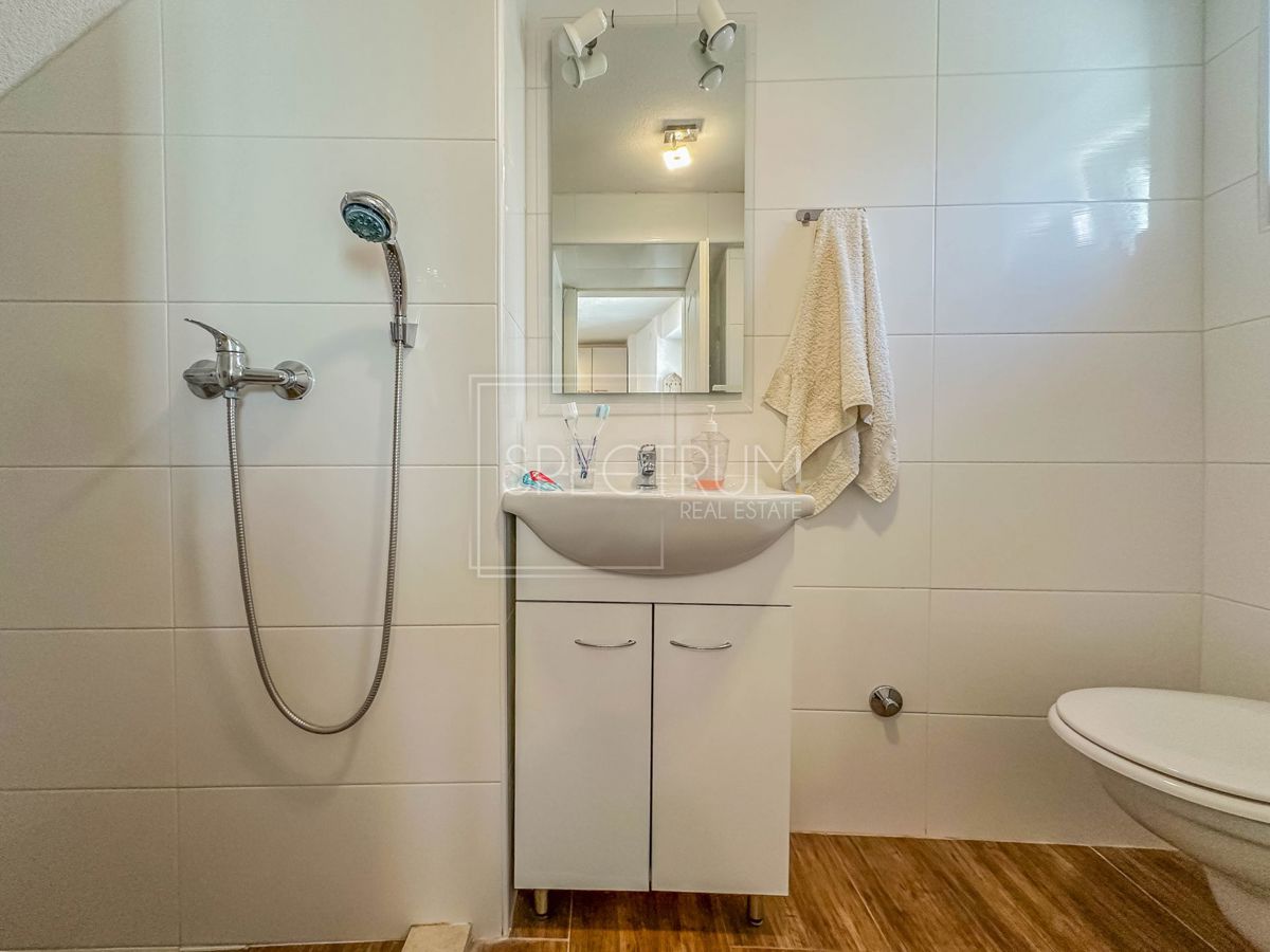 Brtonigla, kamnita vrstna hiša z 2 apartmaja