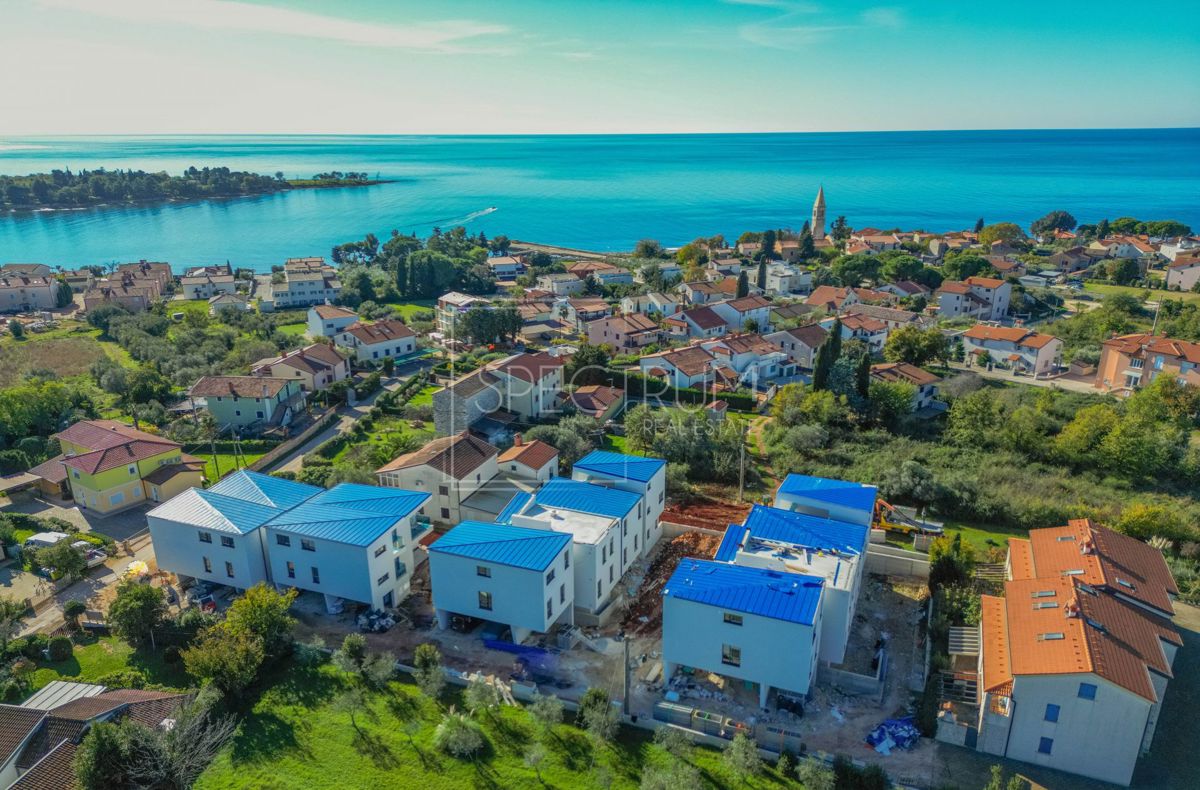 Okolica Umaga, moderna dvoetažna 350 m od morja
