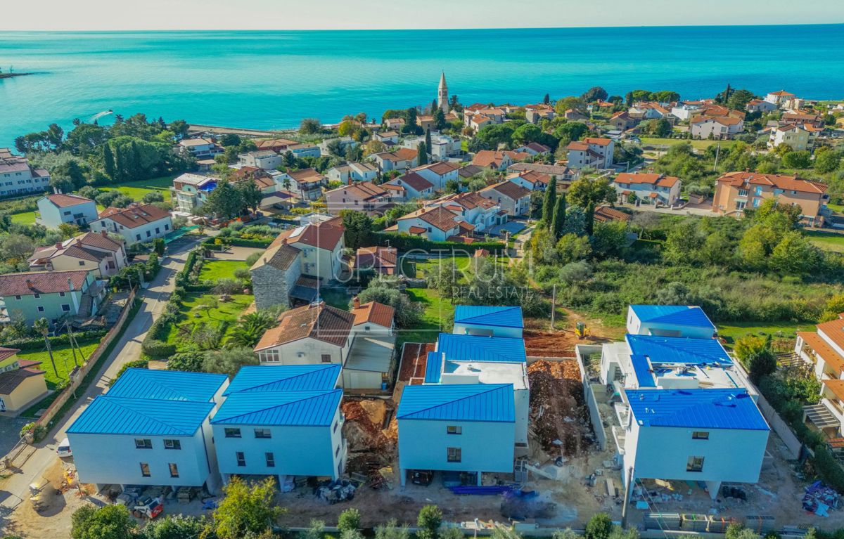 Okolica Umaga, moderna dvoetažna 350 m od morja