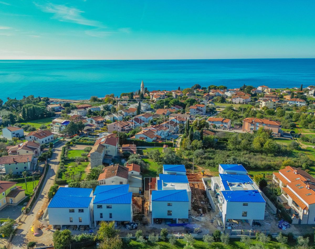 Okolica Umaga, moderna dvoetažna 350 m od morja