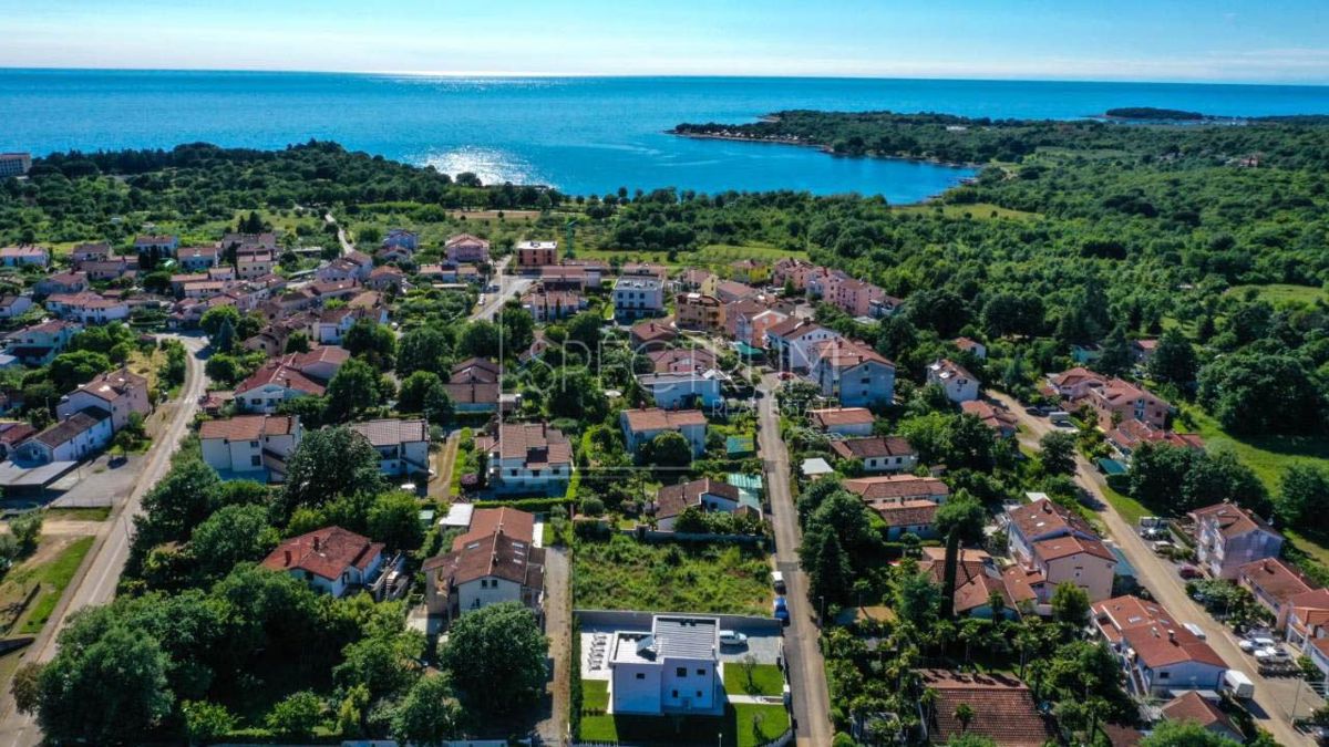 Poreč, moderna vila z bazenom 800 m od morja!