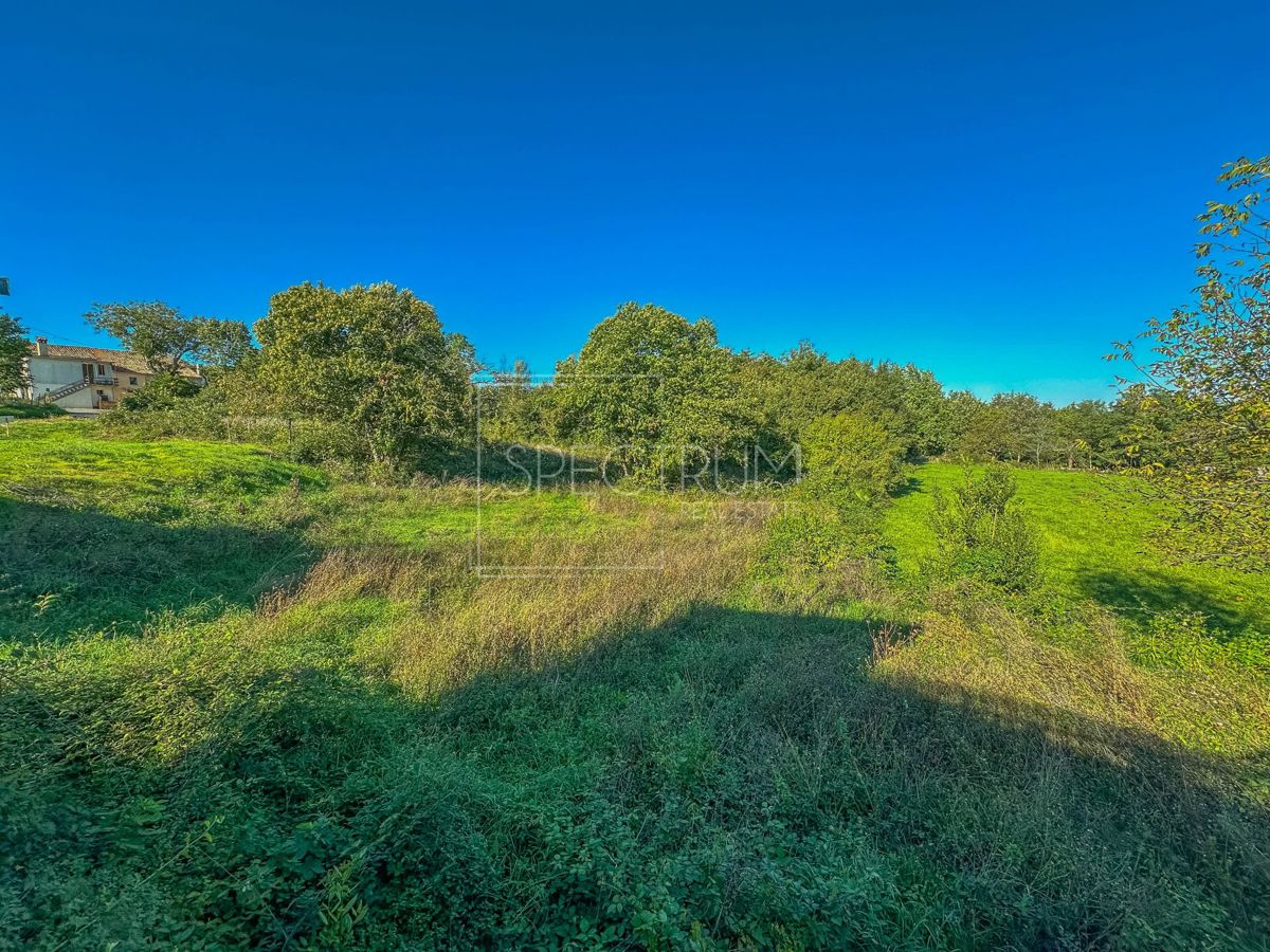 Območje Karojbe, gradbeno zemljišče na mirni lokaciji