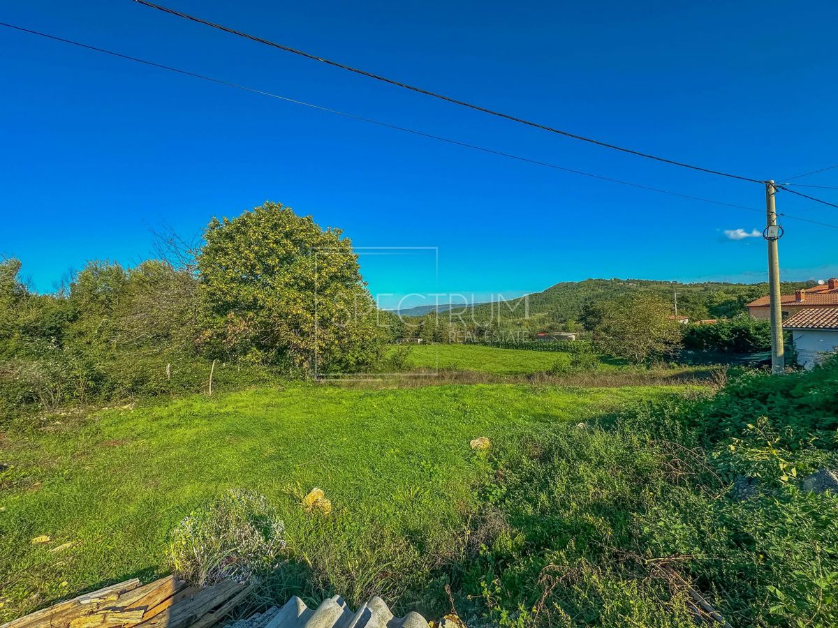 Območje Karojbe, gradbeno zemljišče na mirni lokaciji