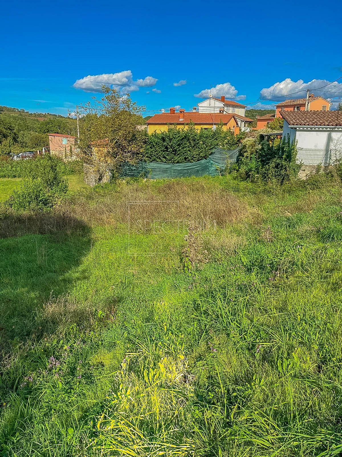 Območje Karojbe, gradbeno zemljišče na mirni lokaciji