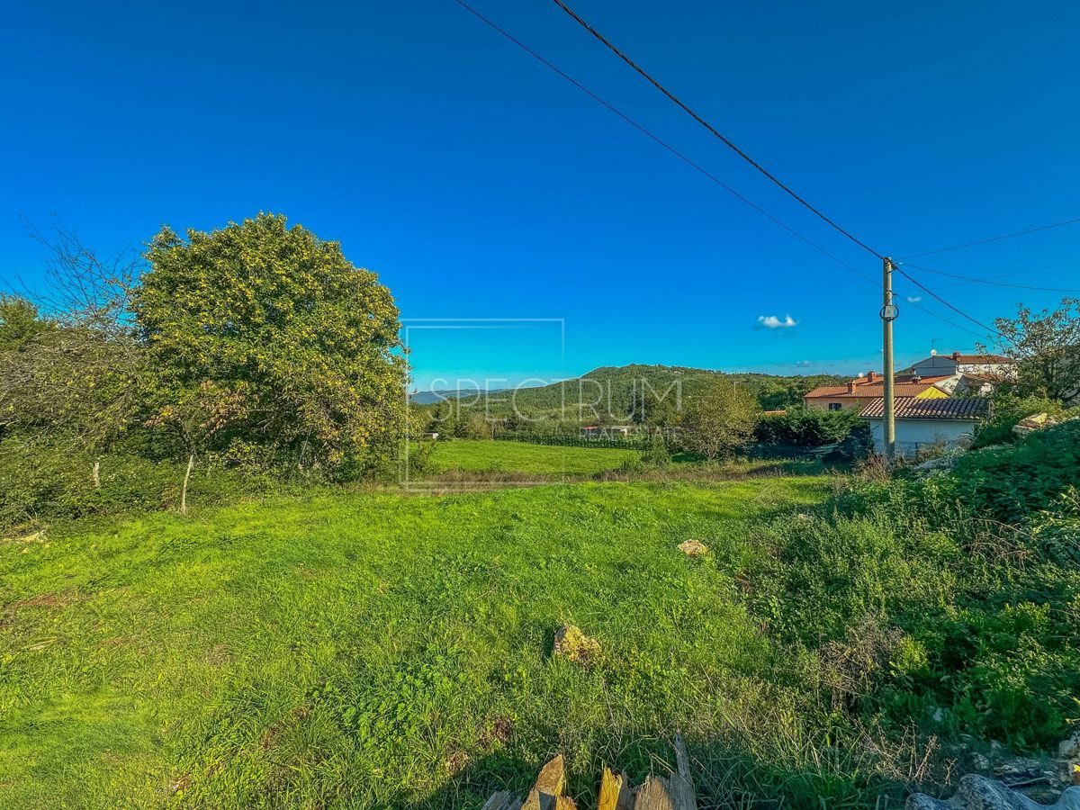 Območje Karojbe, gradbeno zemljišče na mirni lokaciji