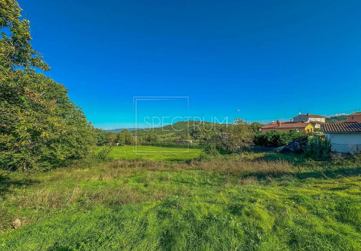 Območje Karojbe, gradbeno zemljišče na mirni lokaciji