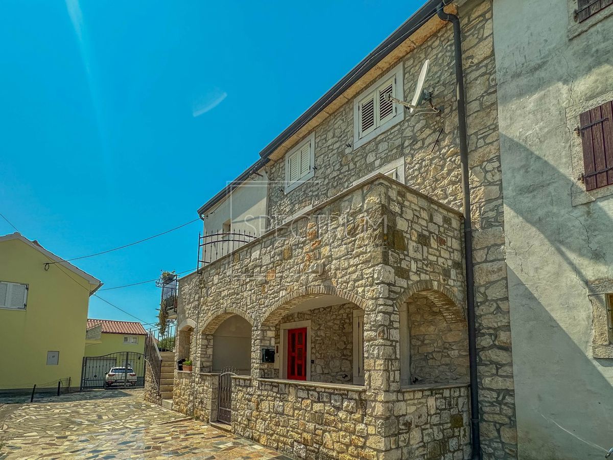 Območje Brtonigle, kamnita hiša z velikim dvoriščem