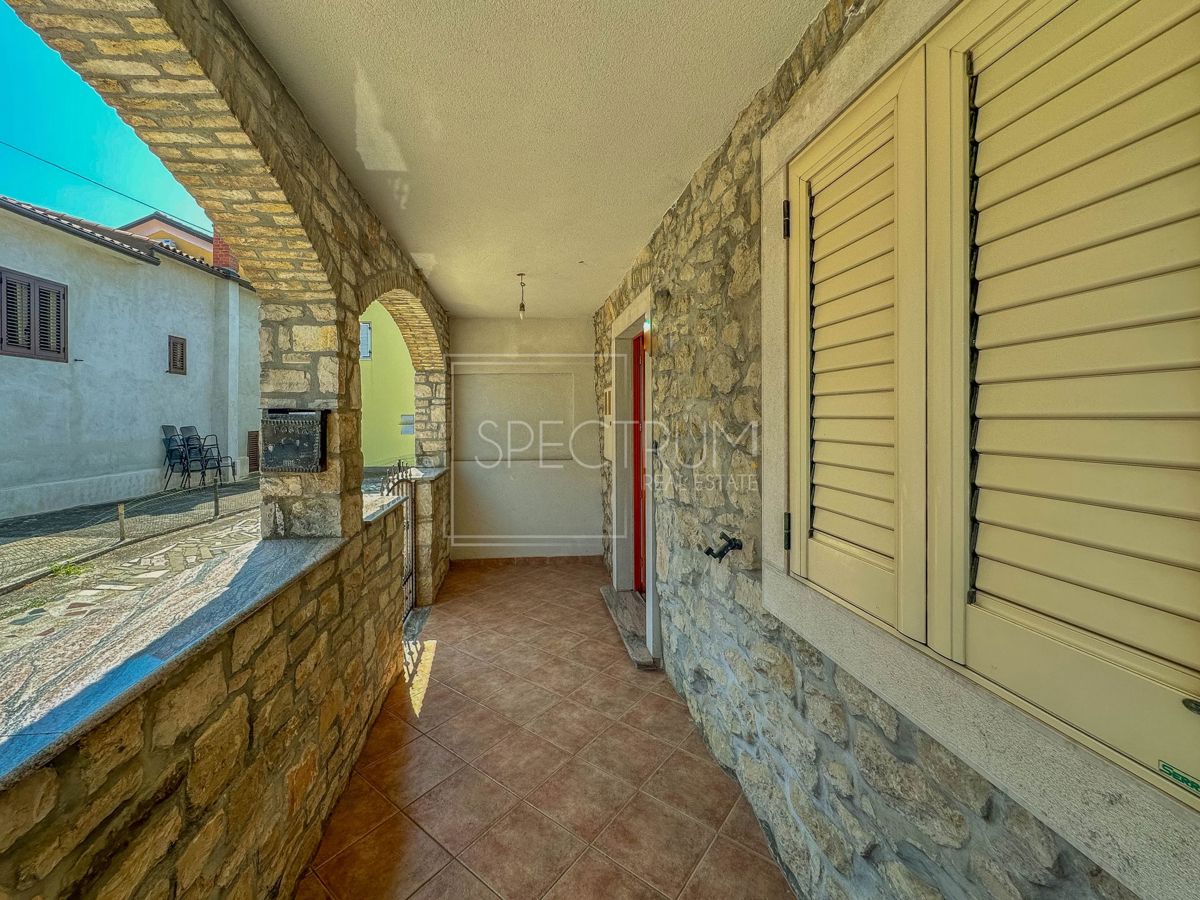 Območje Brtonigle, kamnita hiša z velikim dvoriščem