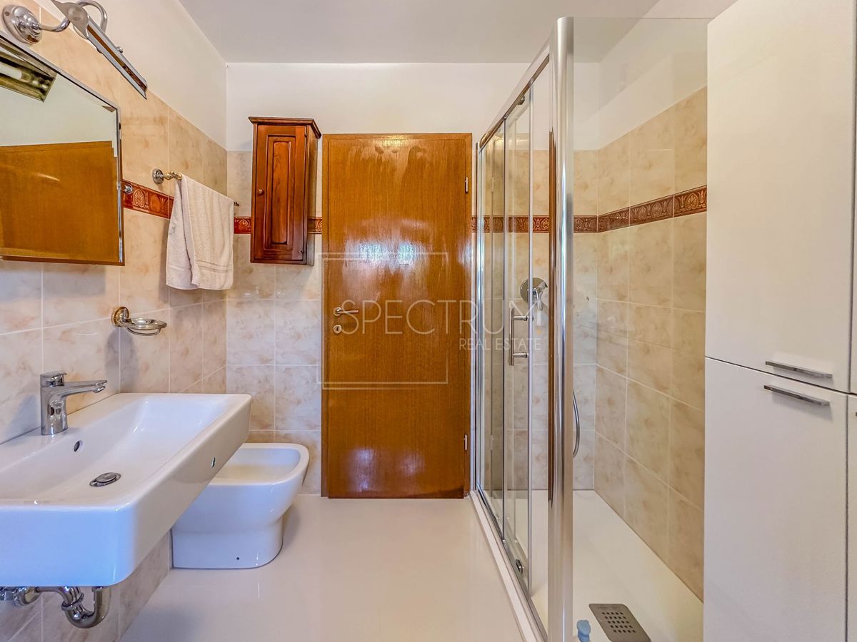 Območje Brtonigle, kamnita hiša z velikim dvoriščem