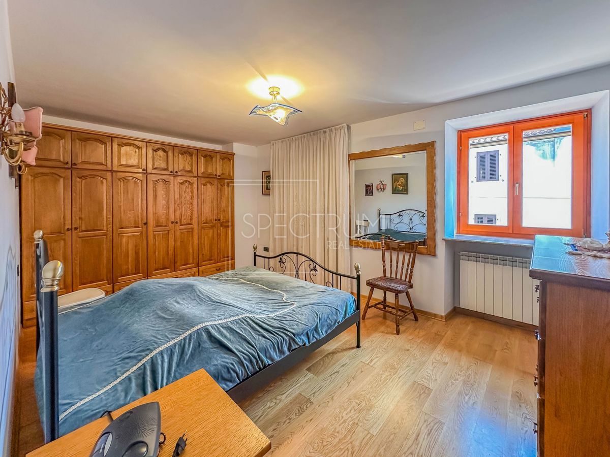 Območje Brtonigle, kamnita hiša z velikim dvoriščem