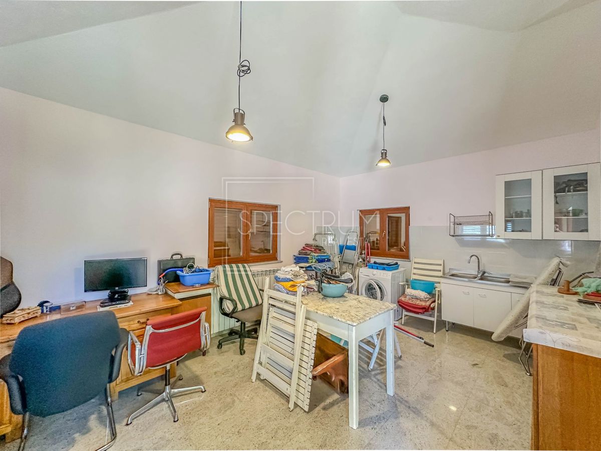 Območje Brtonigle, kamnita hiša z velikim dvoriščem