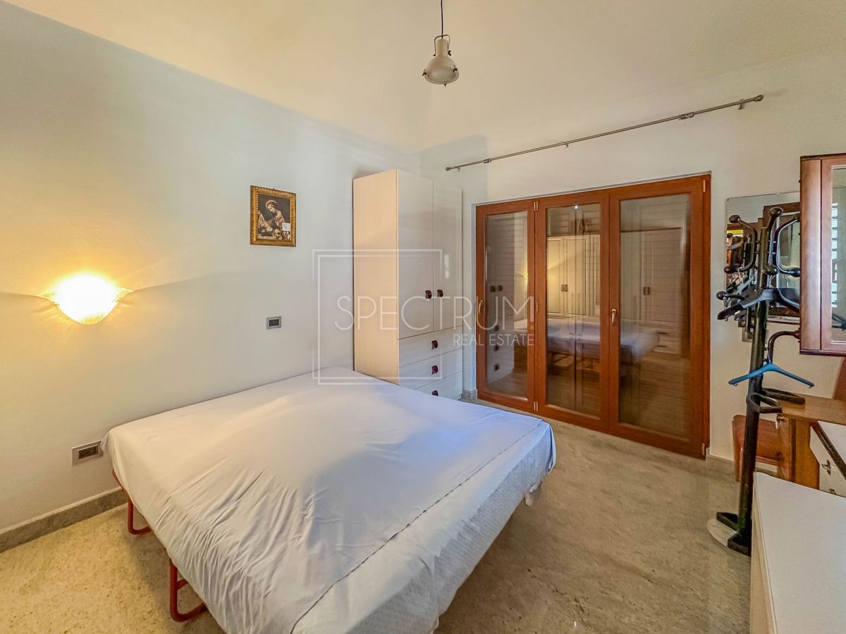 Območje Brtonigle, kamnita hiša z velikim dvoriščem