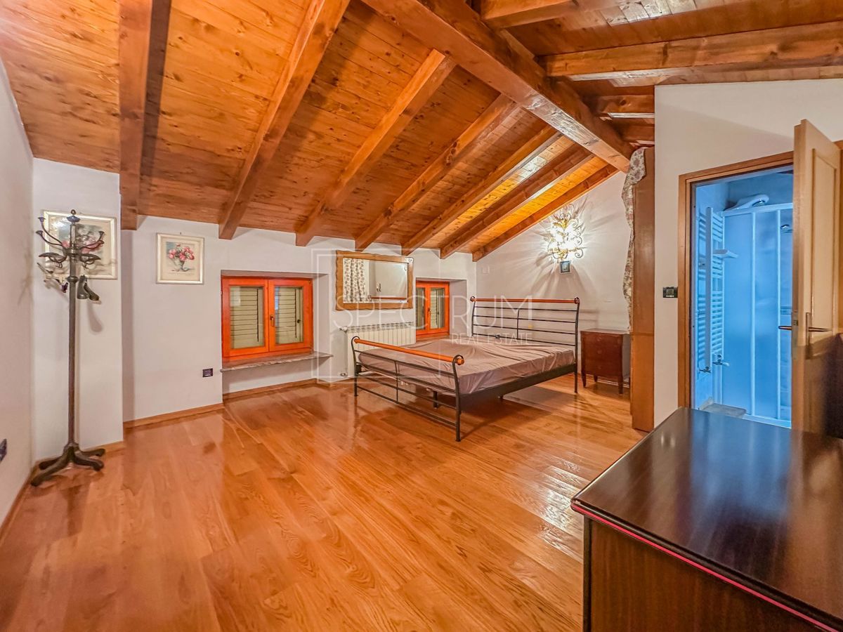 Območje Brtonigle, kamnita hiša z velikim dvoriščem