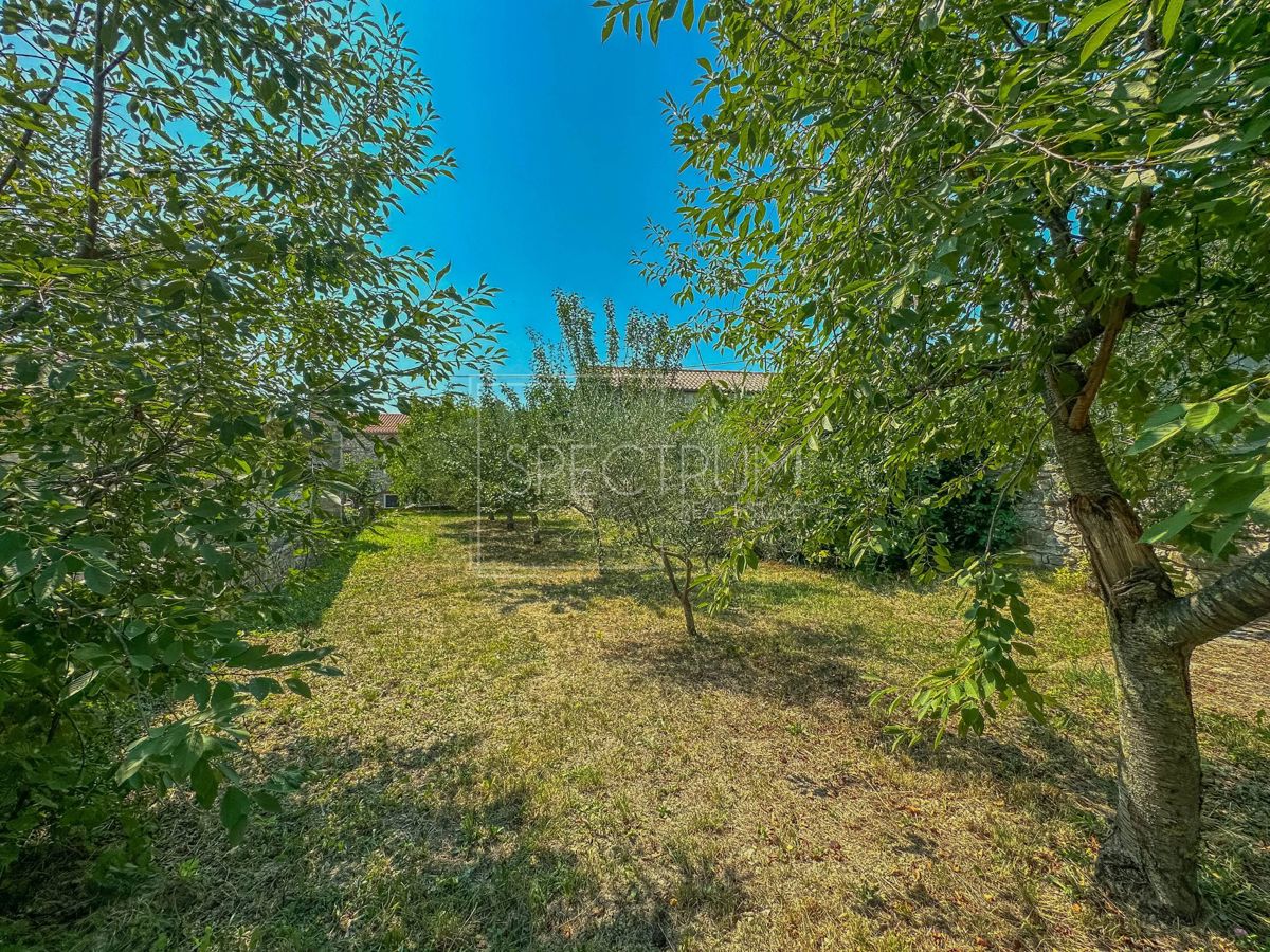 Območje Brtonigle, kamnita hiša z velikim dvoriščem