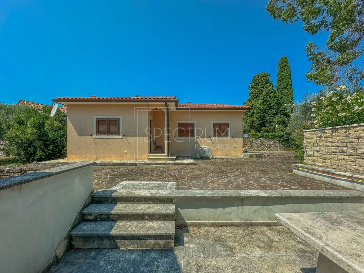 Območje Brtonigle, kamnita hiša z velikim dvoriščem