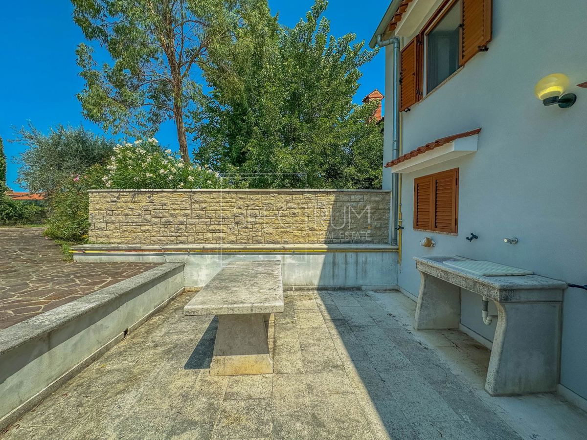 Območje Brtonigle, kamnita hiša z velikim dvoriščem