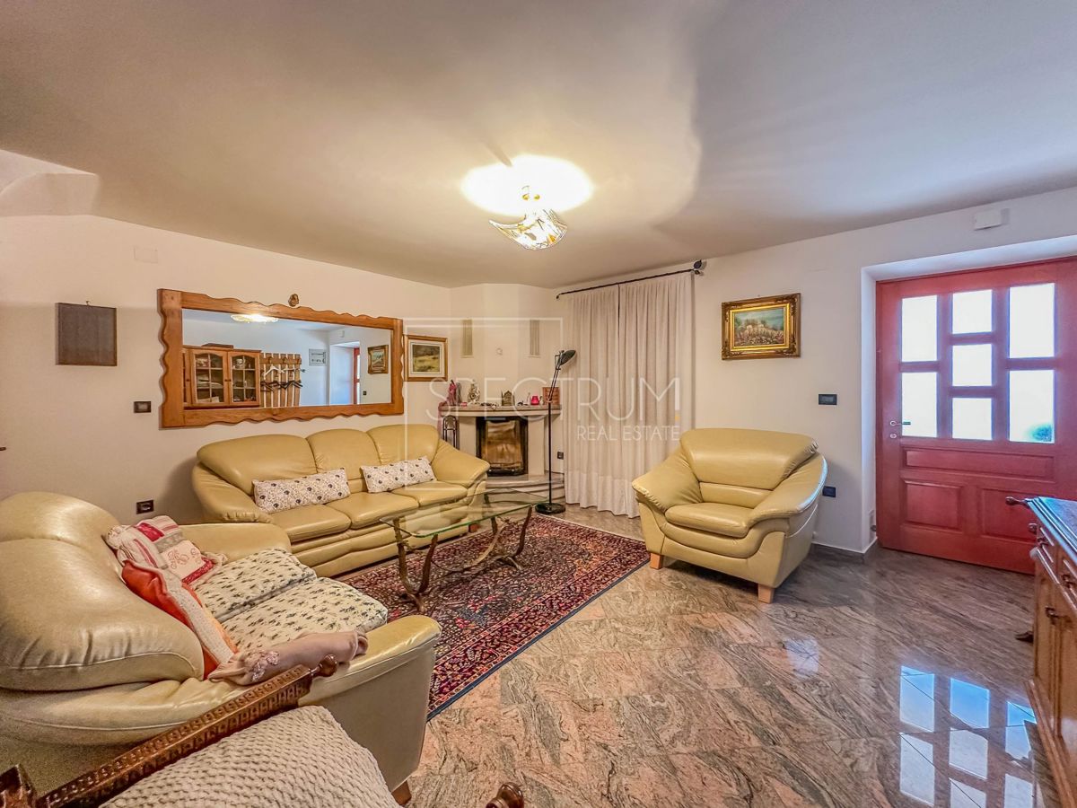 Območje Brtonigle, kamnita hiša z velikim dvoriščem