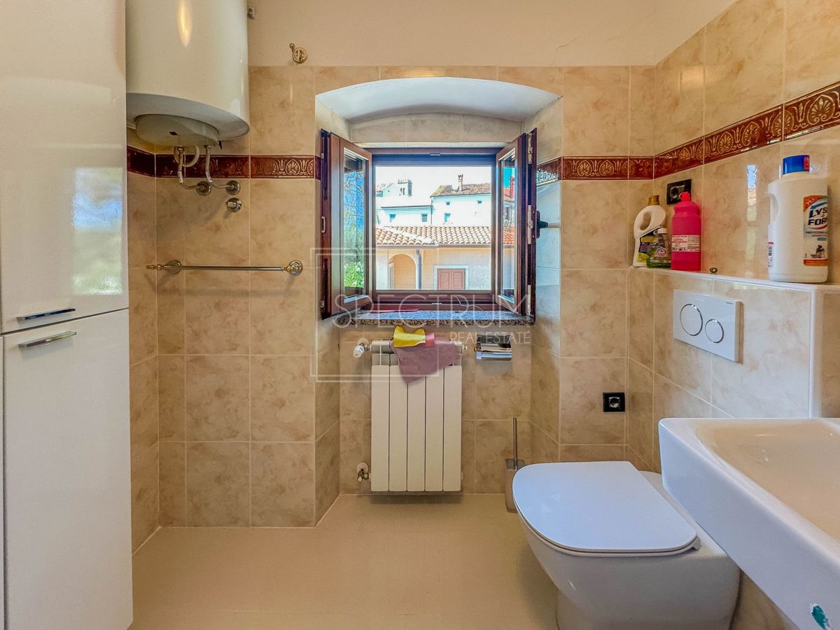 Območje Brtonigle, kamnita hiša z velikim dvoriščem