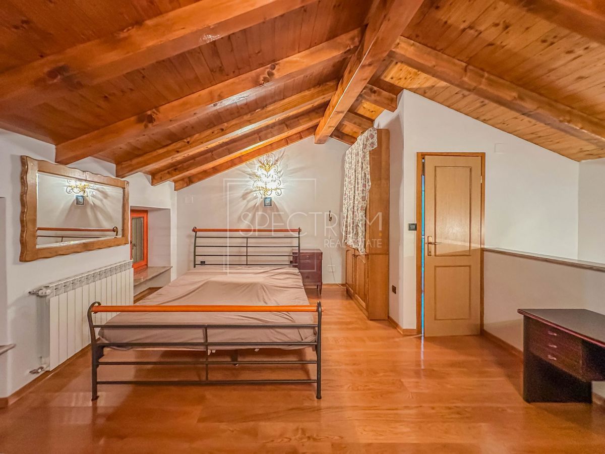 Območje Brtonigle, kamnita hiša z velikim dvoriščem