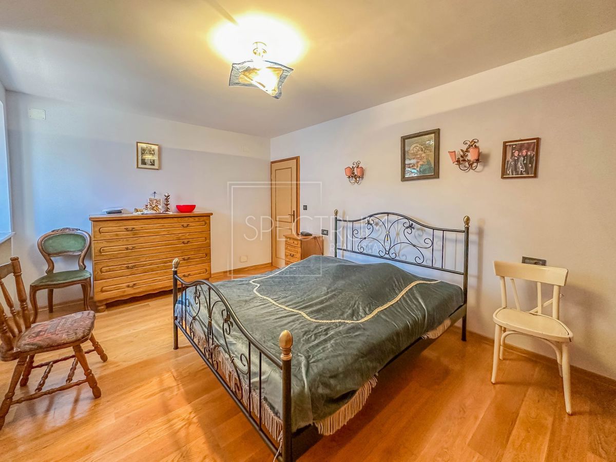 Območje Brtonigle, kamnita hiša z velikim dvoriščem