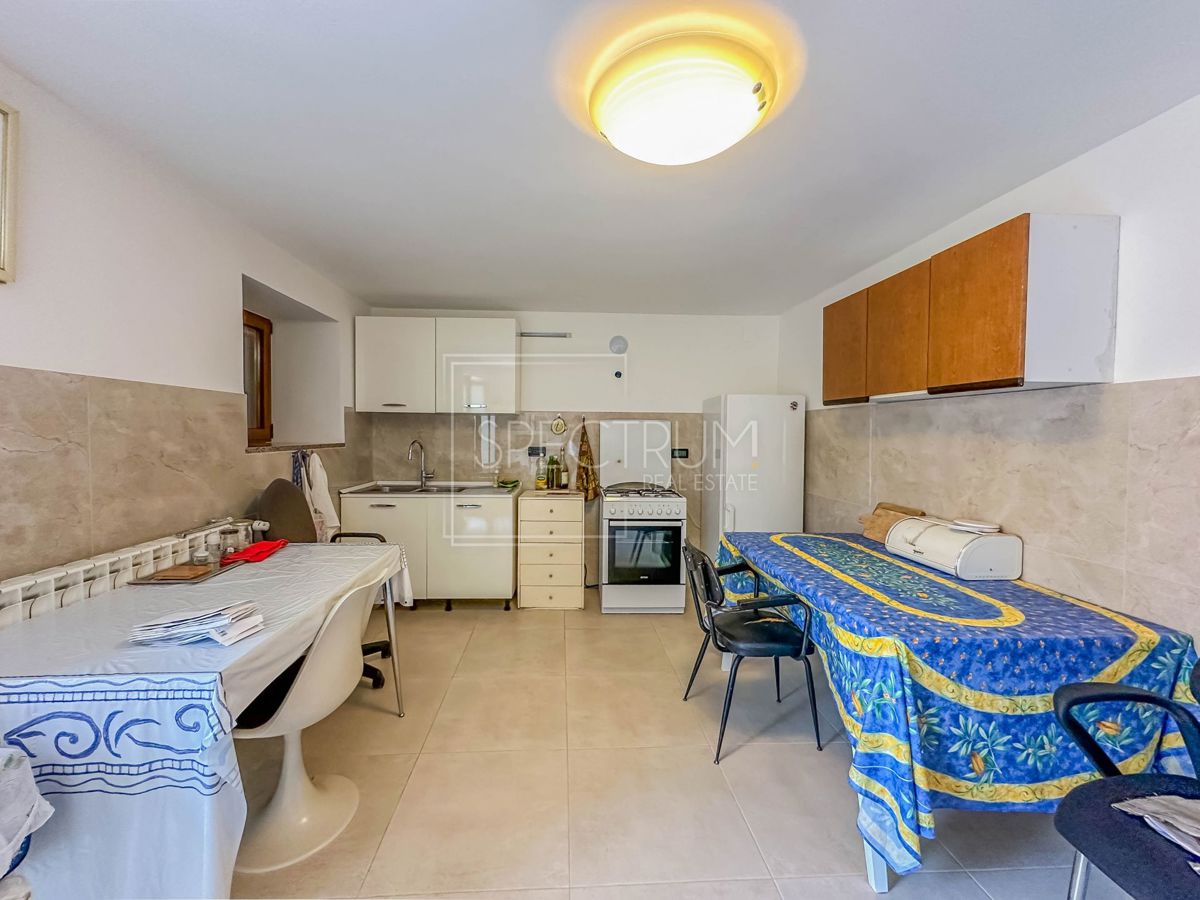 Območje Brtonigle, kamnita hiša z velikim dvoriščem