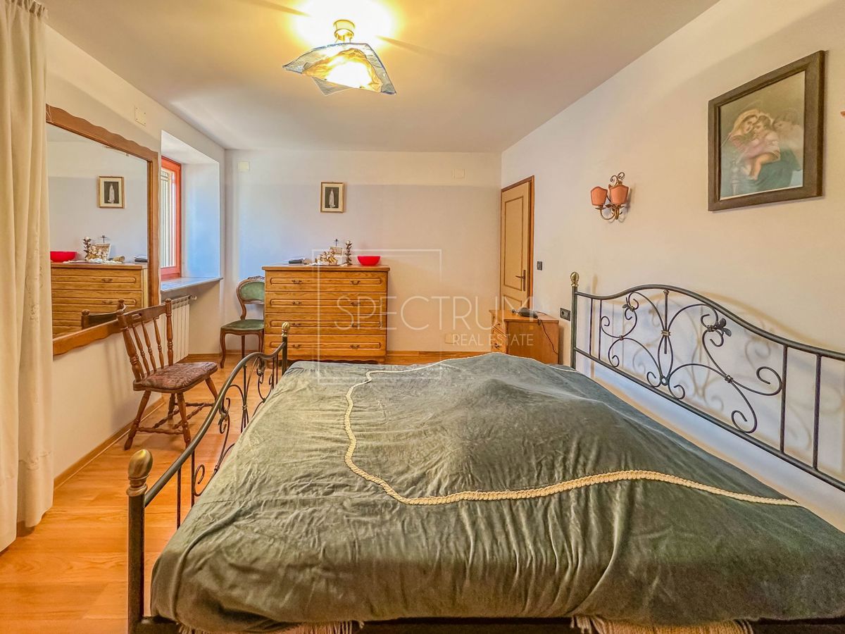 Območje Brtonigle, kamnita hiša z velikim dvoriščem