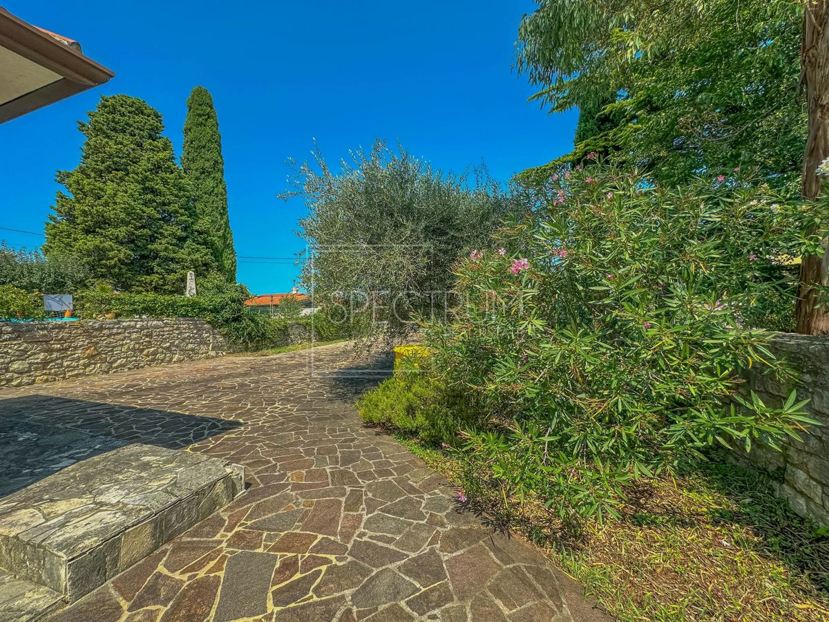 Območje Brtonigle, kamnita hiša z velikim dvoriščem