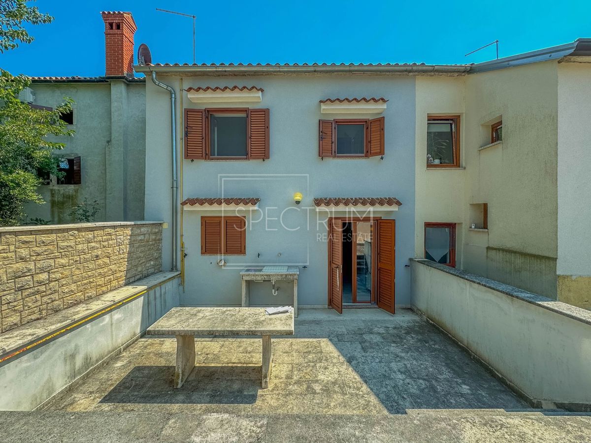 Območje Brtonigle, kamnita hiša z velikim dvoriščem