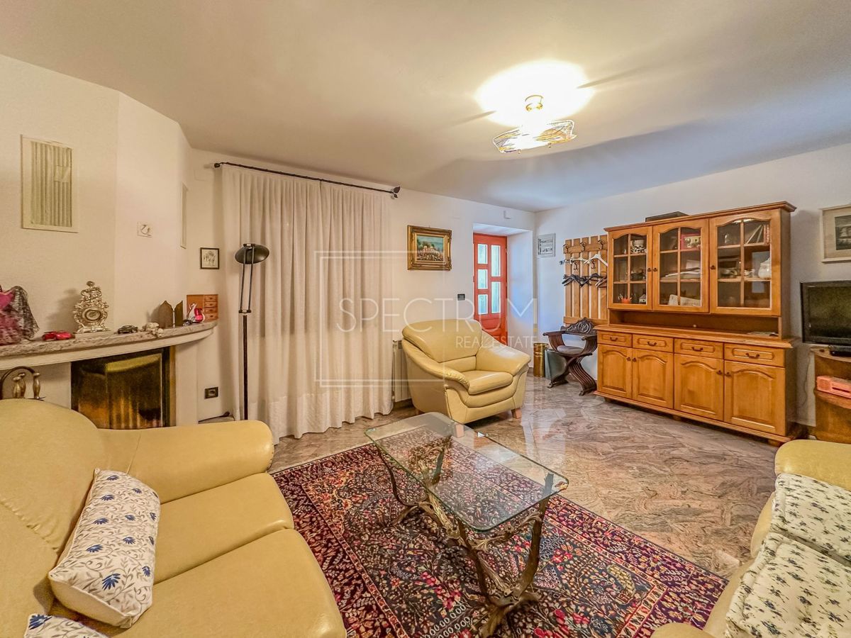 Območje Brtonigle, kamnita hiša z velikim dvoriščem