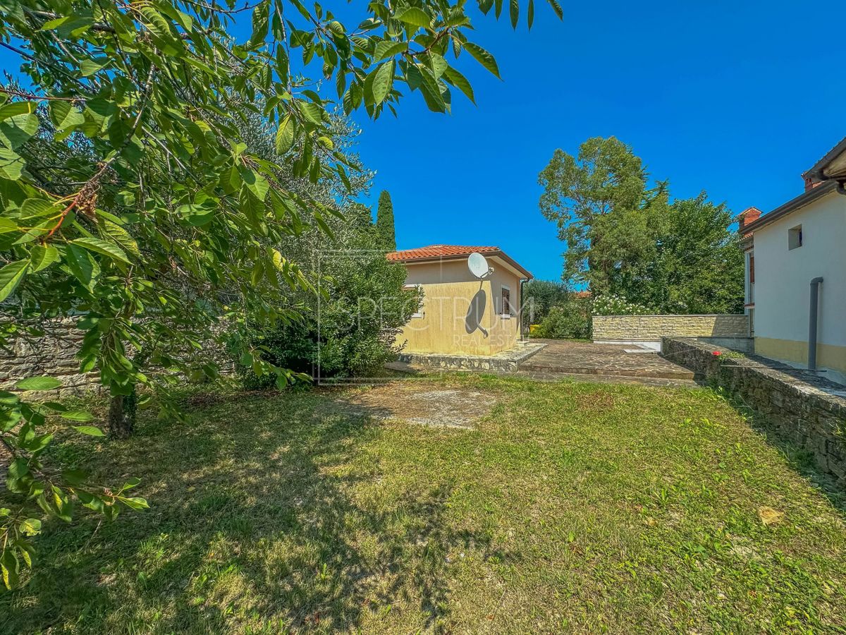 Območje Brtonigle, kamnita hiša z velikim dvoriščem