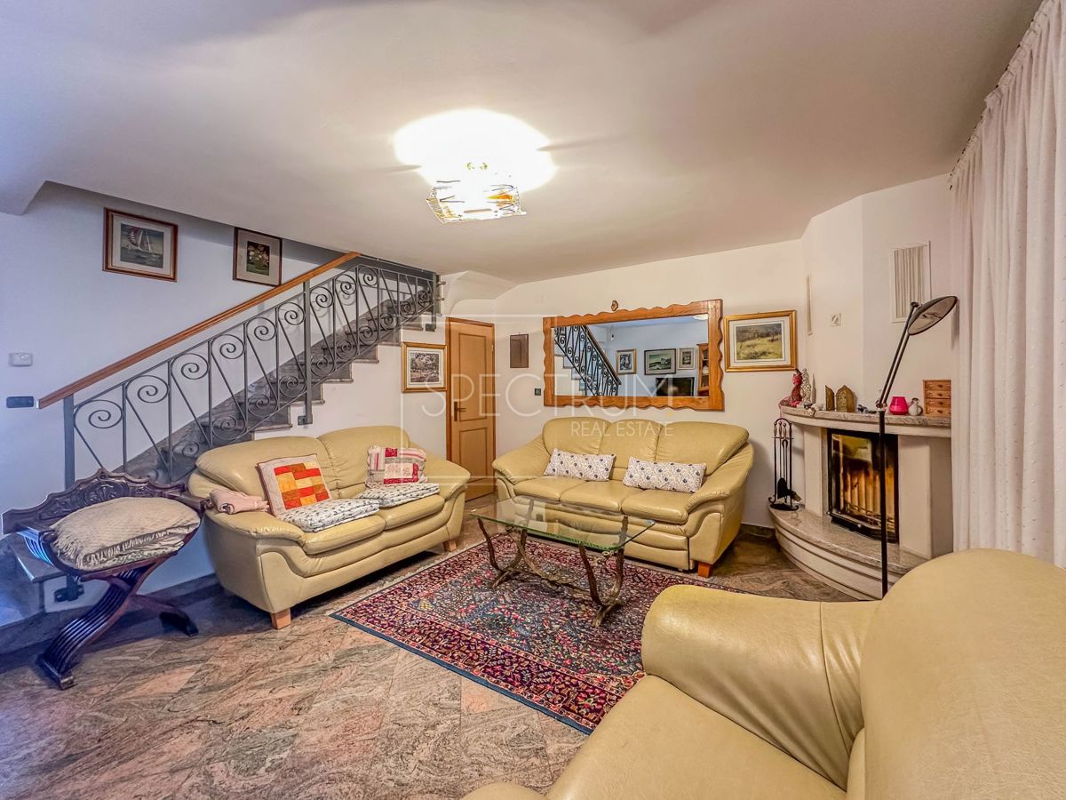 Območje Brtonigle, kamnita hiša z velikim dvoriščem