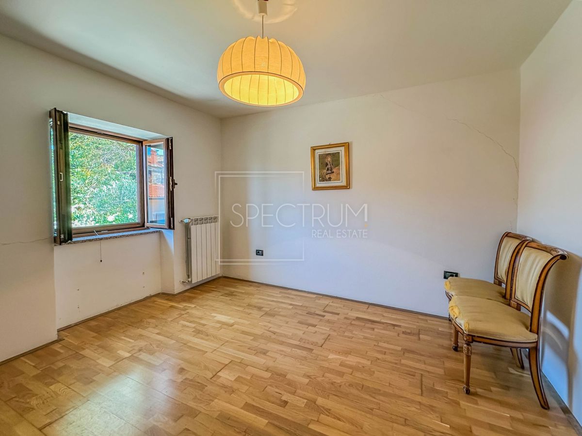 Območje Brtonigle, kamnita hiša z velikim dvoriščem