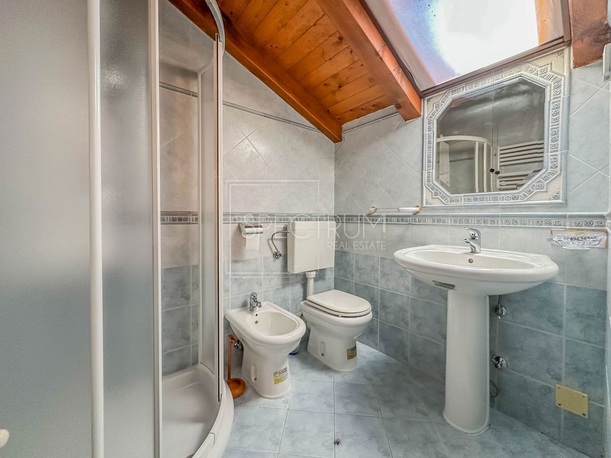 Območje Brtonigle, kamnita hiša z velikim dvoriščem