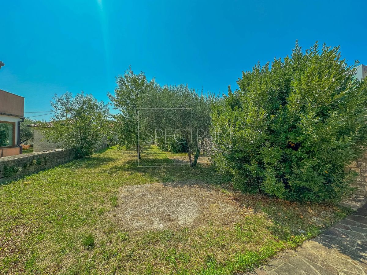 Območje Brtonigle, kamnita hiša z velikim dvoriščem