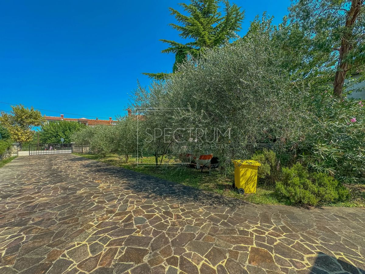 Območje Brtonigle, kamnita hiša z velikim dvoriščem