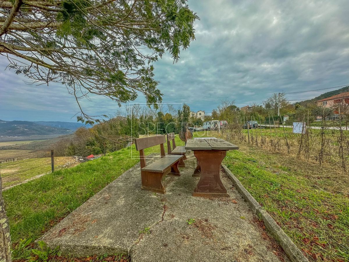Motovun, gradbeno zemljišče z razgledom
