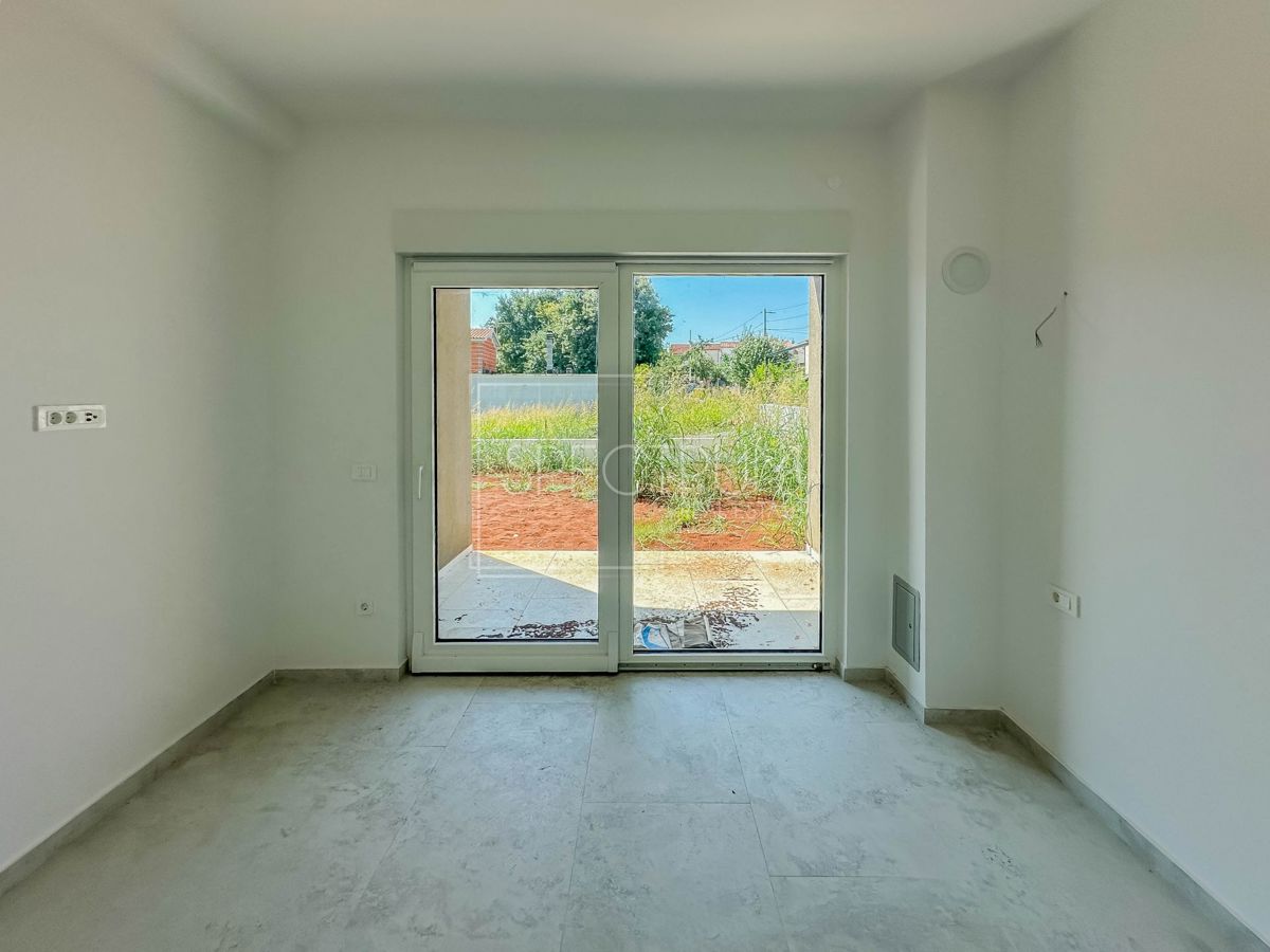 Tar, prostorno pritlično stanovanje z vrtom