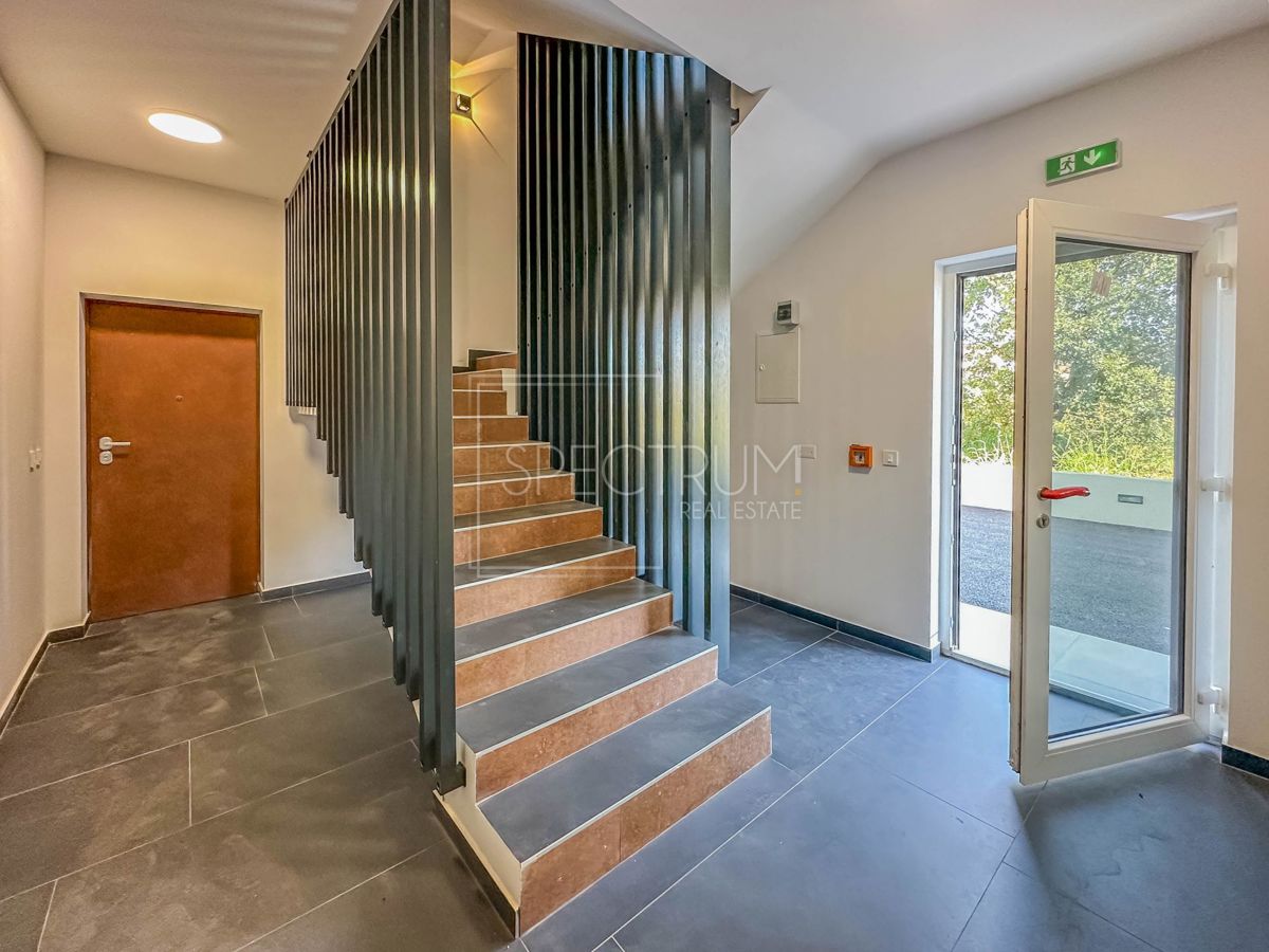 Tar, prostorno pritlično stanovanje z vrtom