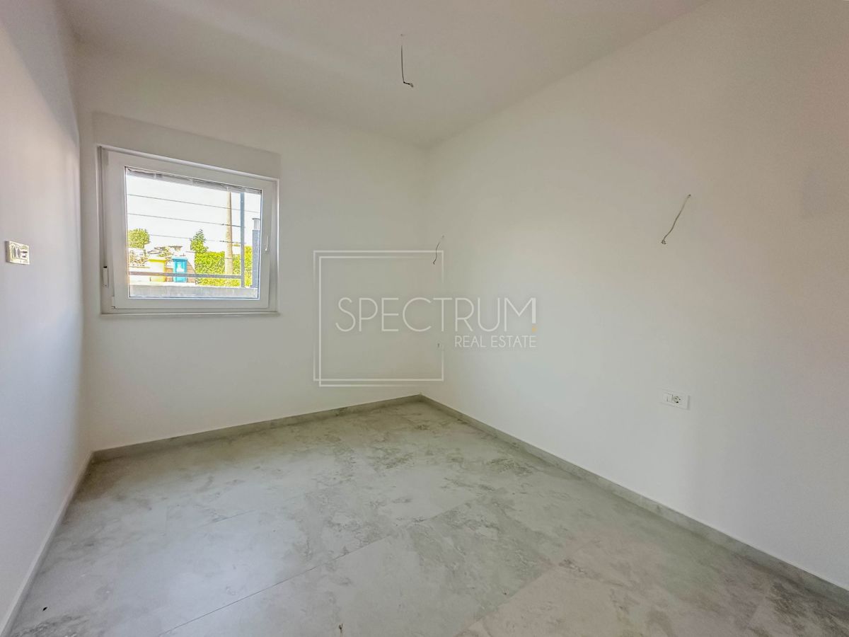 Tar, prostorno pritlično stanovanje z vrtom