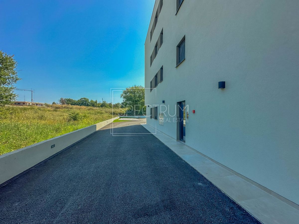 Tar, prostorno pritlično stanovanje z vrtom