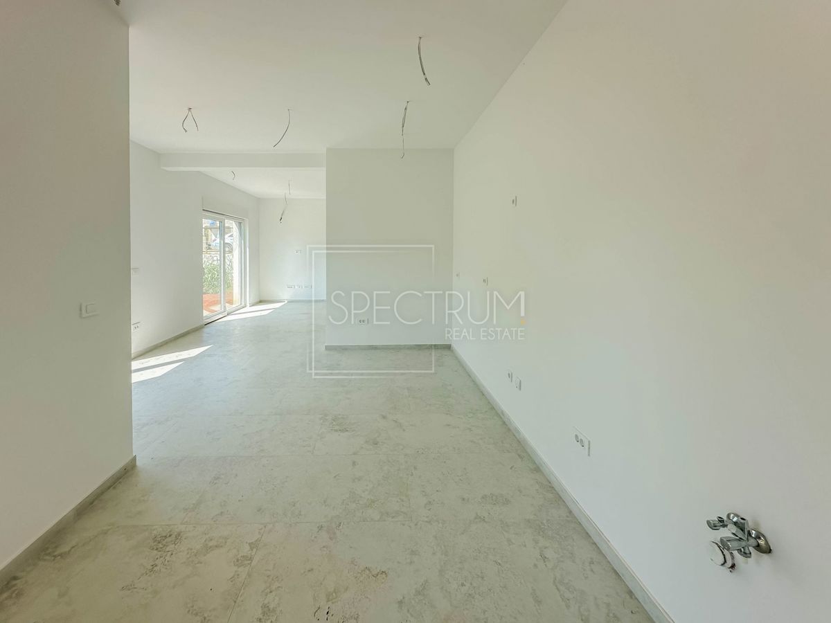 Tar, prostorno pritlično stanovanje z vrtom