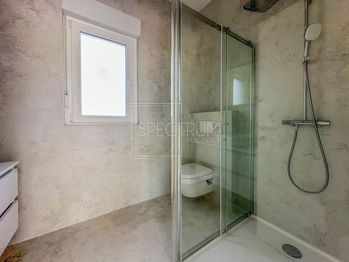 Tar, prostorno pritlično stanovanje z vrtom