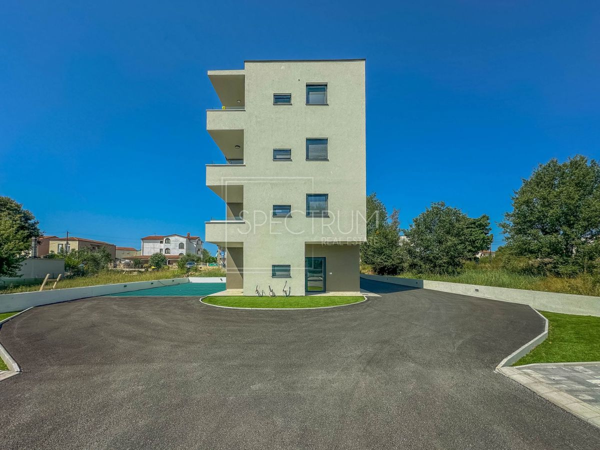 Tar, prostorno pritlično stanovanje z vrtom