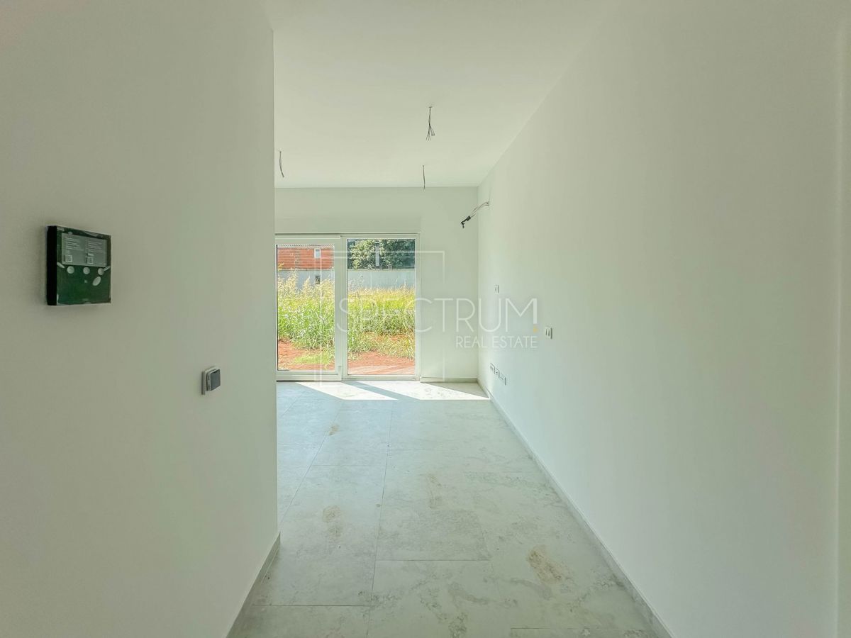 Tar, prostorno pritlično stanovanje z vrtom