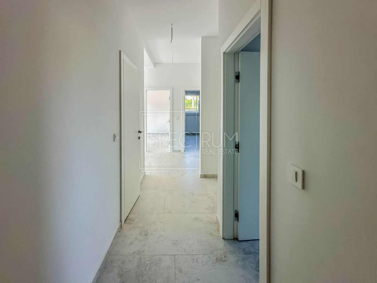 Tar, prostorno pritlično stanovanje z vrtom