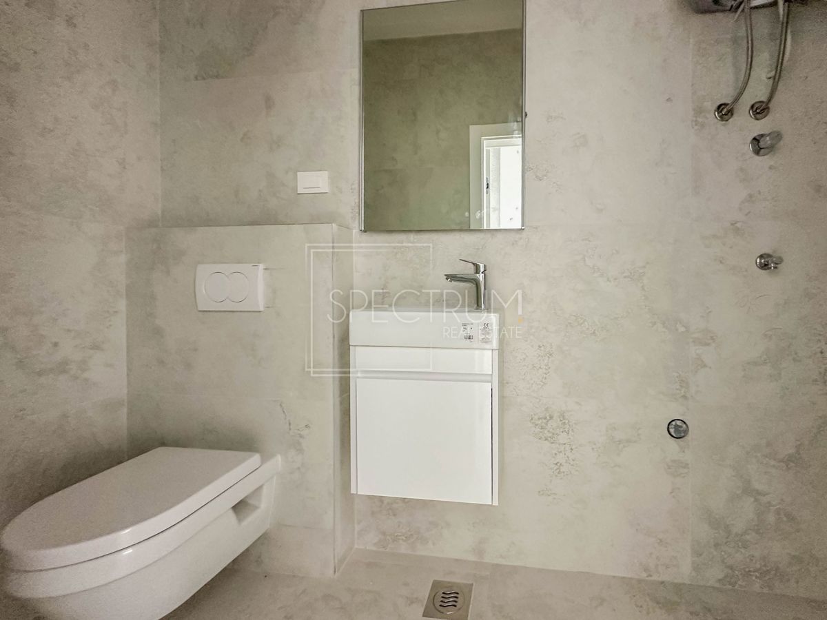 Tar, prostorno pritlično stanovanje z vrtom