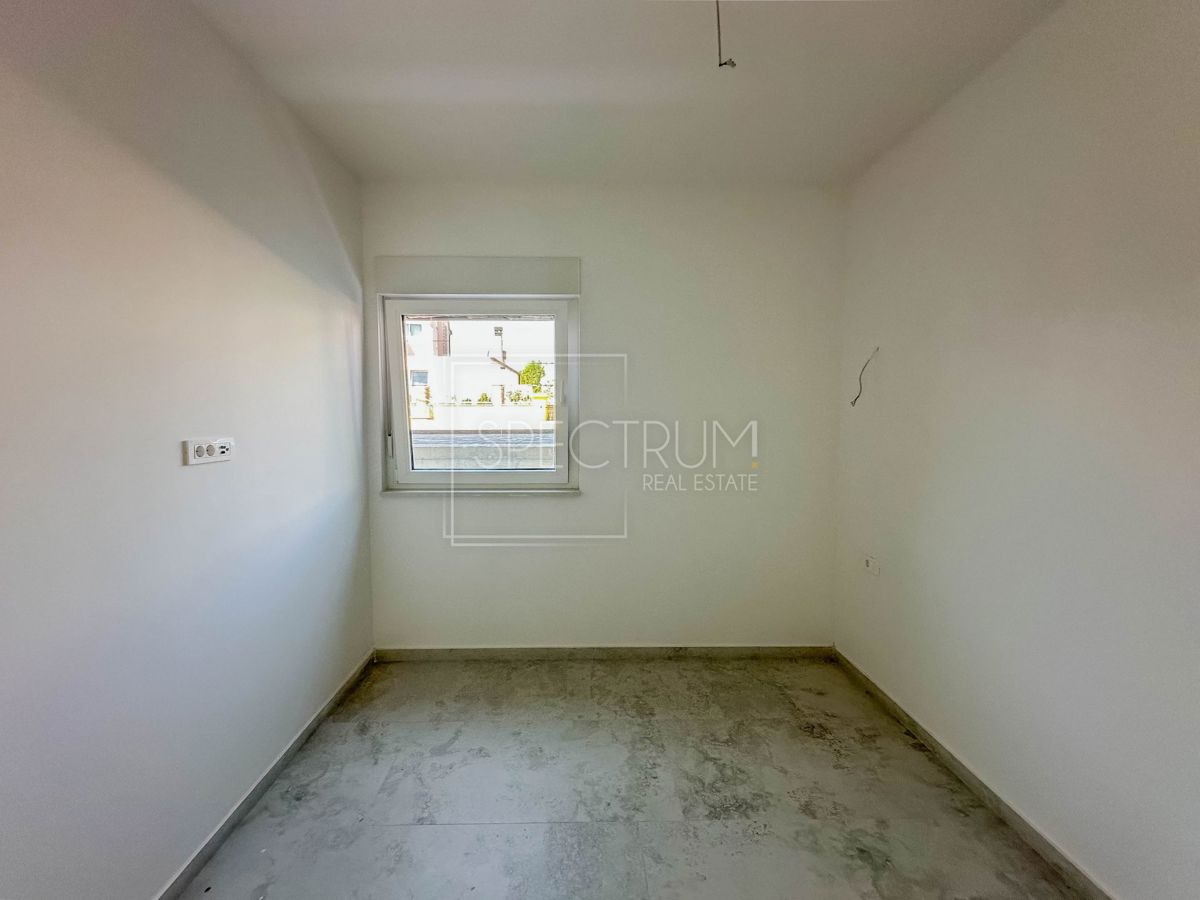 Tar, prostorno pritlično stanovanje z vrtom