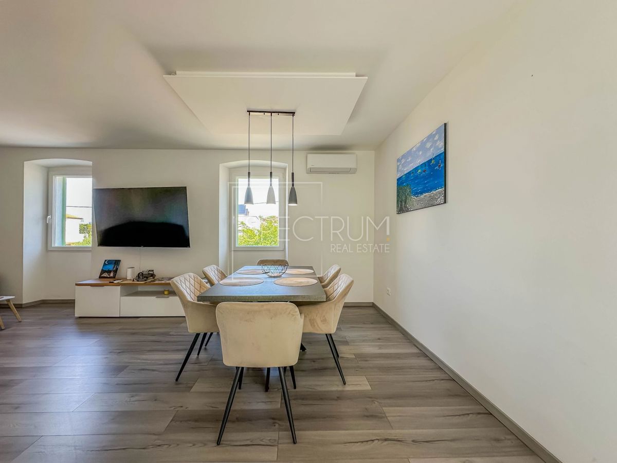 Območje Novigrada, prenovljeno stanovanje z vrtom